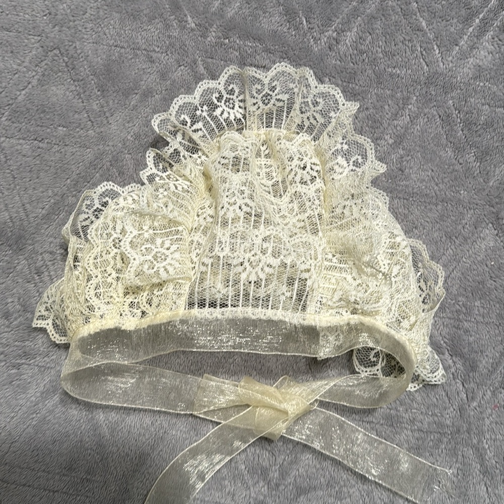 Lace ruffled bonnet - Picture 5 of 5